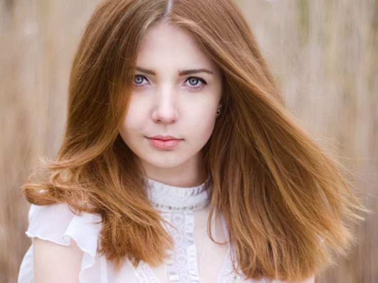 Foto colorida de cabelo loiro dourado