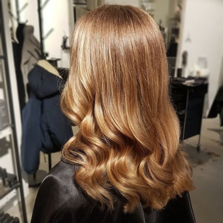 Foto colorida de cabelo loiro dourado