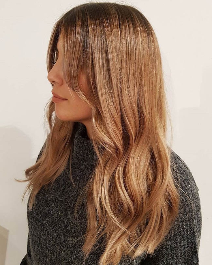 Foto colorida de cabelo loiro dourado