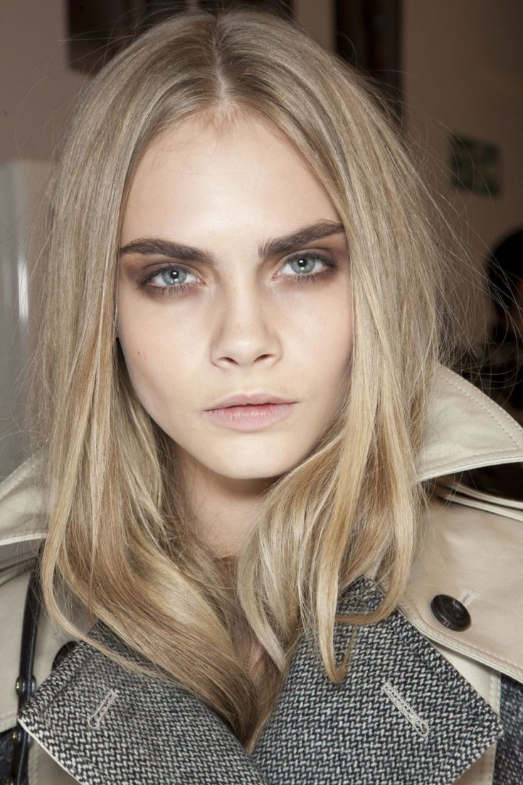 Cabelo claro para olhos cinza