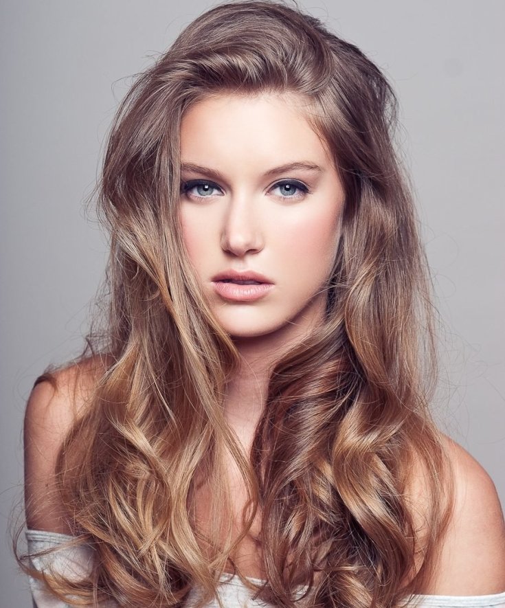 Cabelo claro para olhos cinza