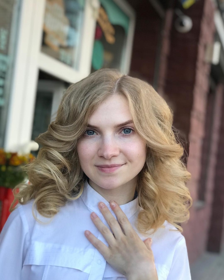 Cabelo claro para olhos azuis