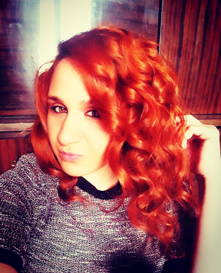 Cabelo ruivo com olhos castanhos