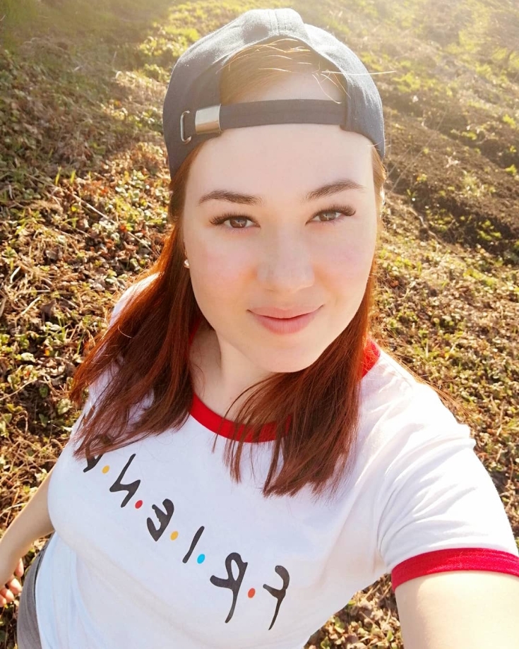 Cabelo ruivo com olhos castanhos