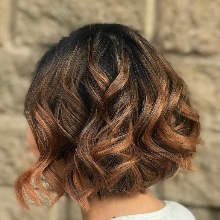 Cabelo caramelo para pele clara