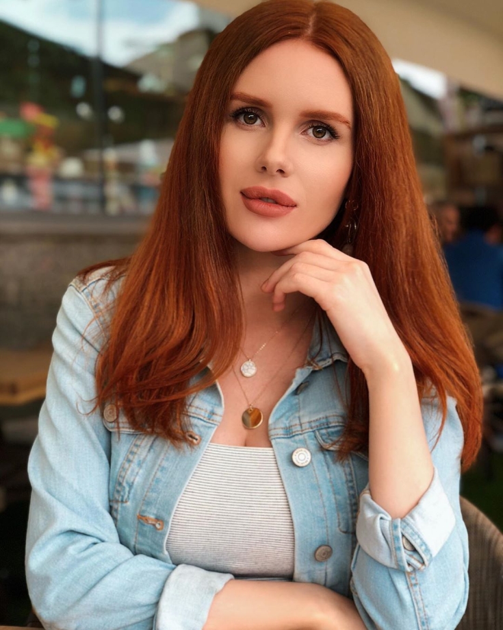 Cabelo ruivo com olhos castanhos