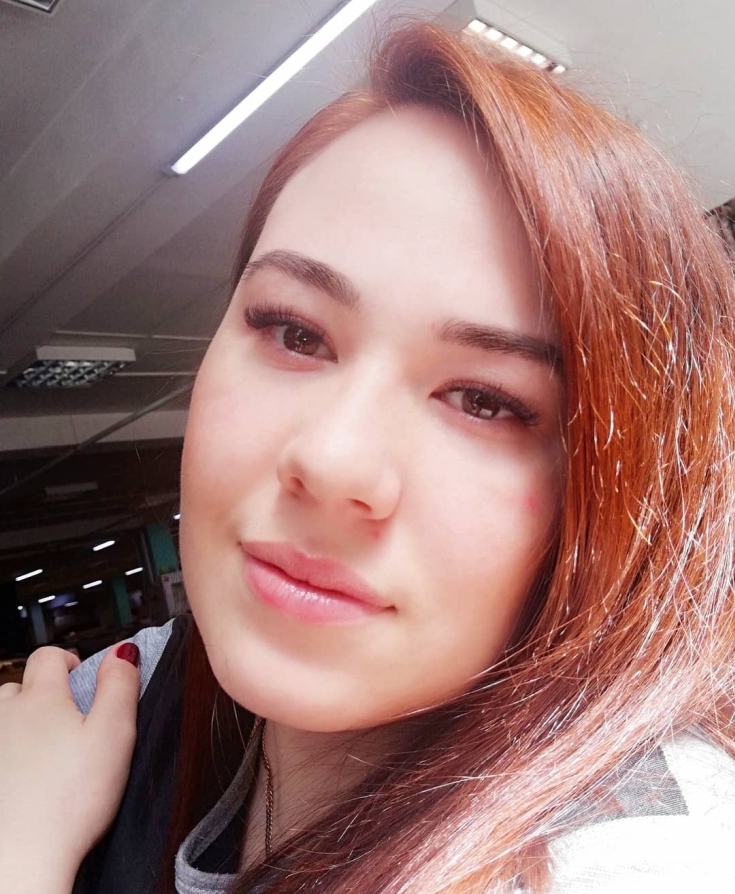 Cabelo ruivo com olhos castanhos