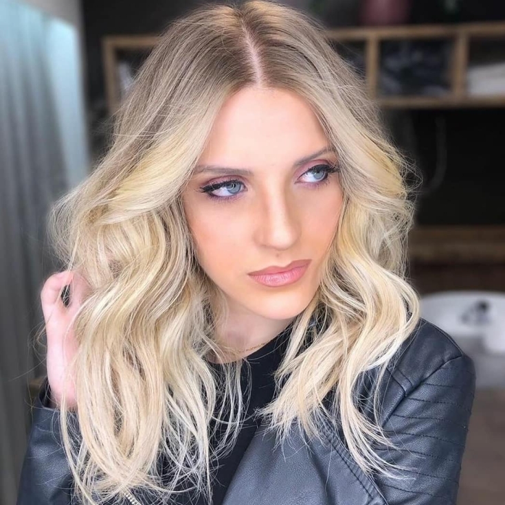 Cabelo claro para olhos azuis