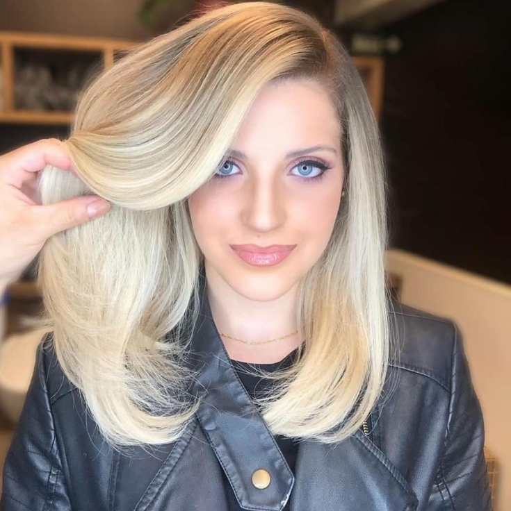 Cabelo claro para olhos azuis