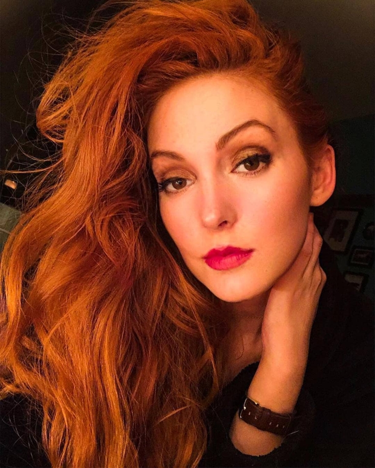 Cabelo ruivo com olhos castanhos