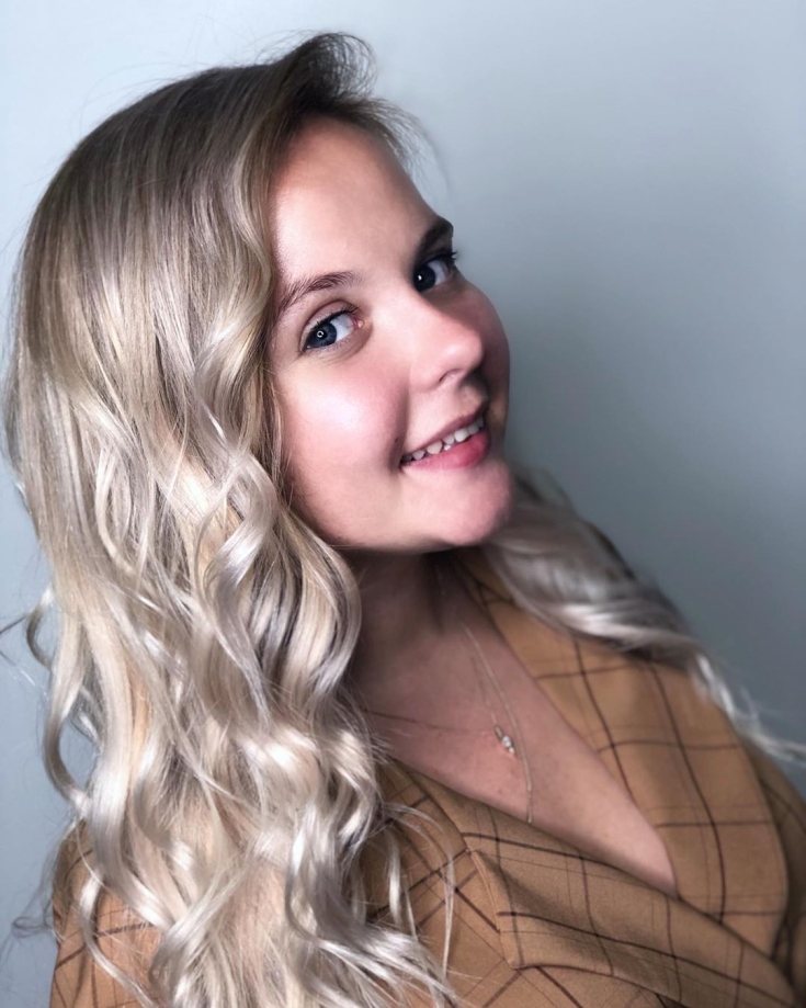 Cabelo claro para olhos azuis