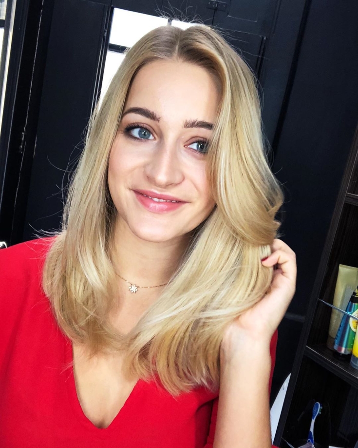 Cabelo claro para olhos azuis