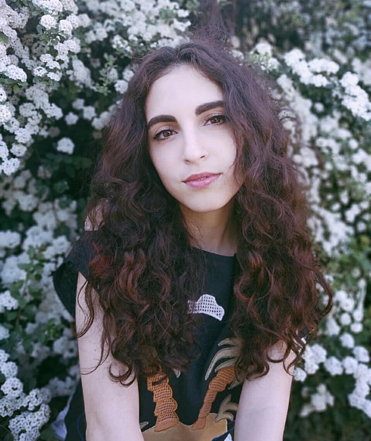 Cor do cabelo, pele pálida olhos castanhos