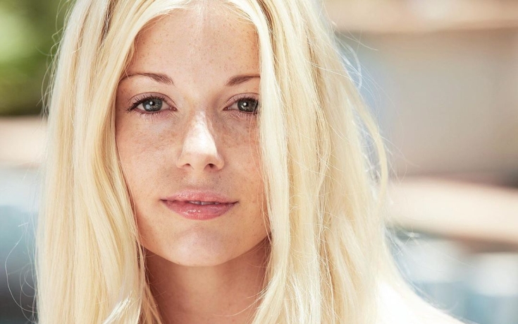 Cabelo claro para olhos azuis