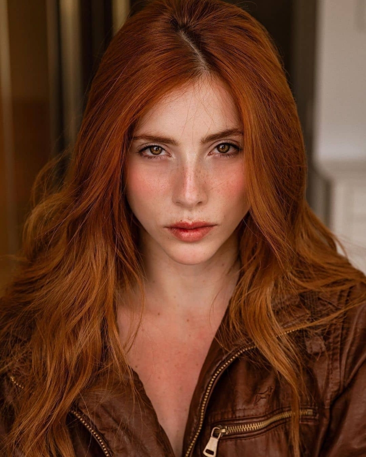 Cabelo ruivo com olhos castanhos