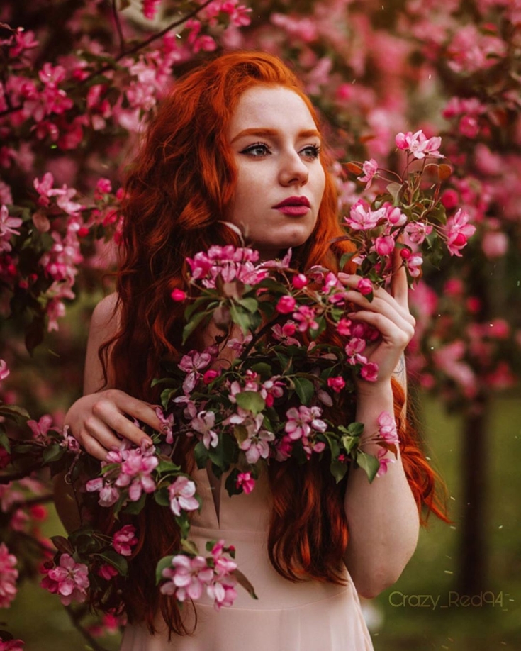 Cabelo ruivo com olhos castanhos