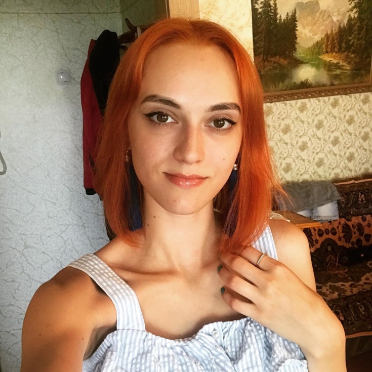 Cabelo ruivo com olhos castanhos