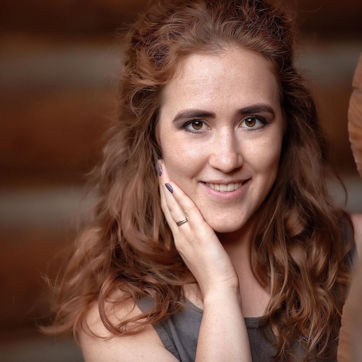 Cabelo ruivo com olhos castanhos