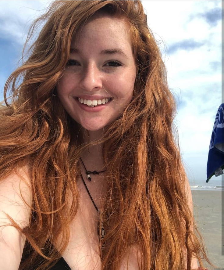 Cabelo ruivo com olhos castanhos