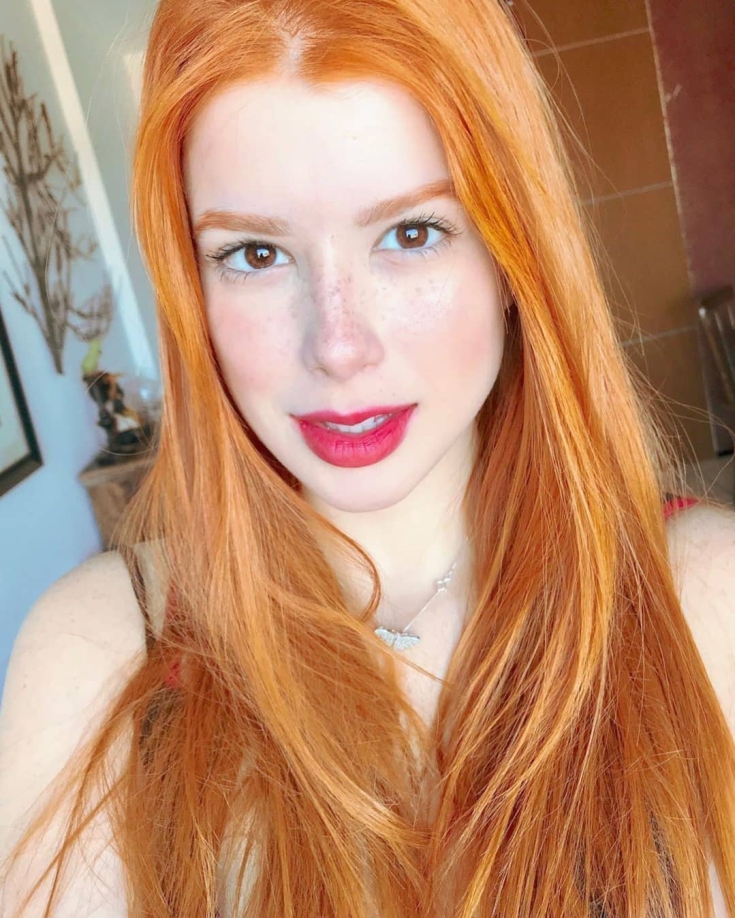 Cabelo ruivo com olhos castanhos
