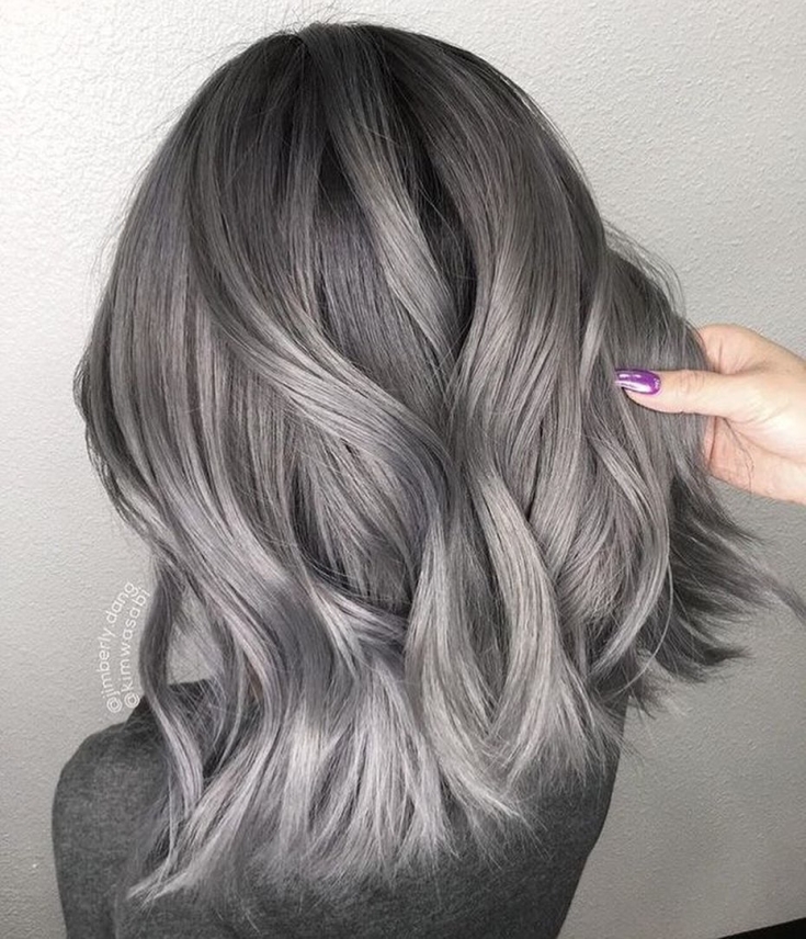 Cor do cabelo preto acinzentado