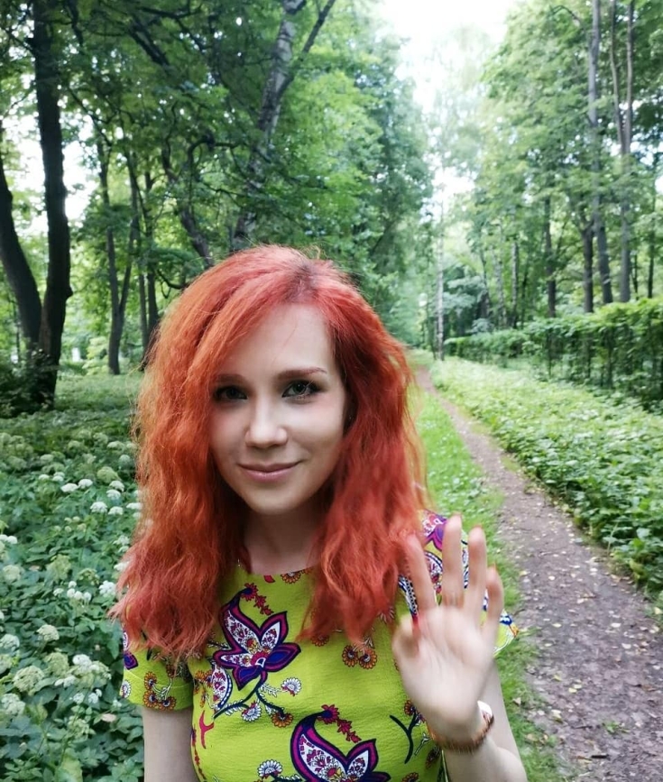 Cabelo ruivo com olhos castanhos