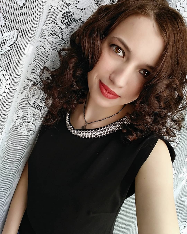 Cor do cabelo, pele pálida olhos castanhos