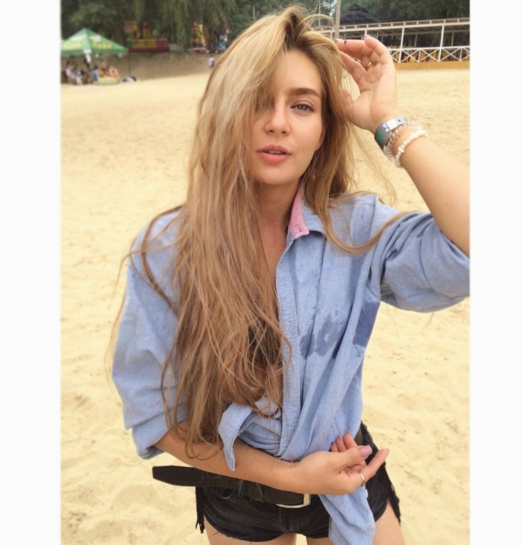 Cabelo caramelo para pele clara