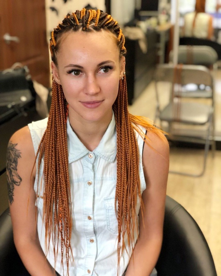 Cabelo ruivo com olhos castanhos