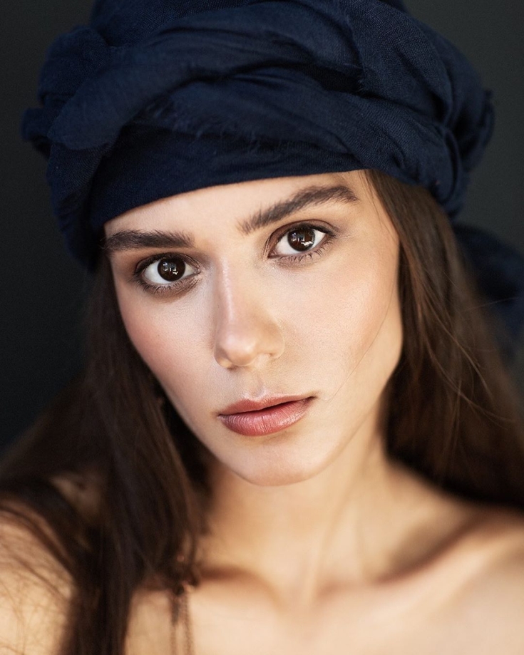 Cor do cabelo, pele pálida olhos castanhos