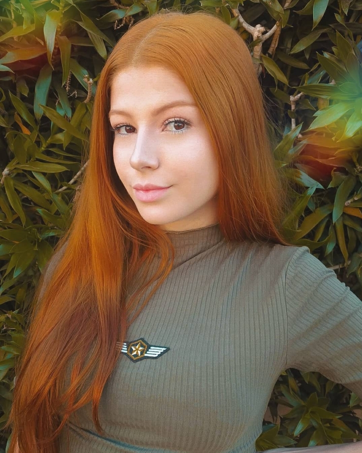 Cabelo ruivo com olhos castanhos