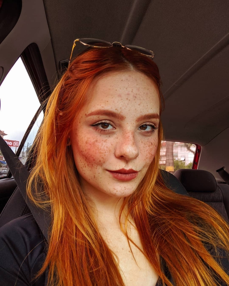 Cabelo ruivo com olhos castanhos