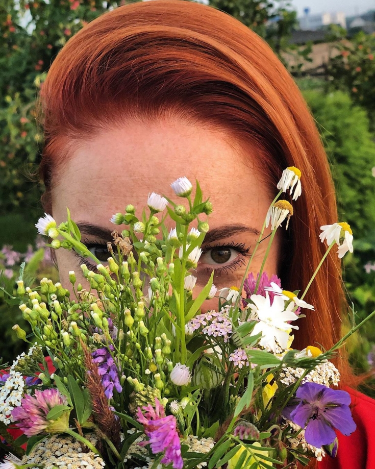 Cabelo ruivo com olhos castanhos