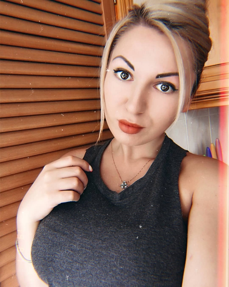 Cor do cabelo, pele pálida olhos castanhos