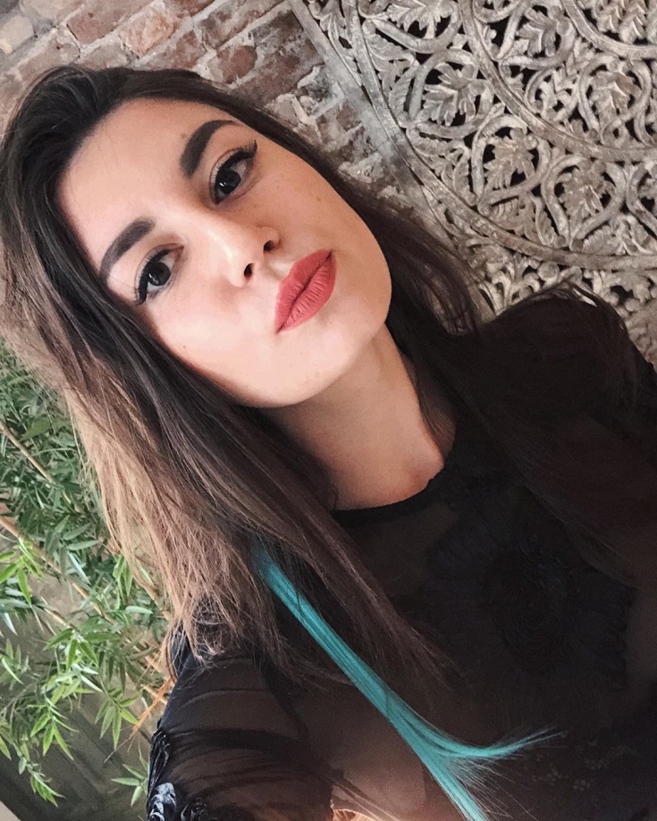 Cor do cabelo, pele pálida olhos castanhos