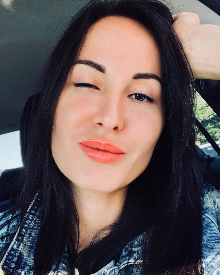 Cor do cabelo, pele pálida olhos castanhos