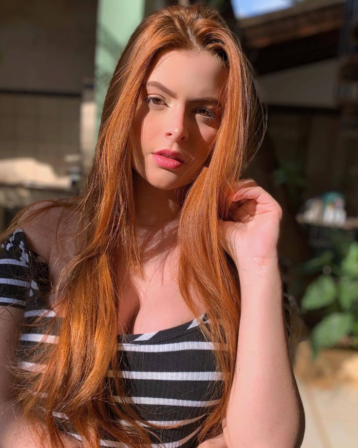 Cabelo ruivo com olhos castanhos