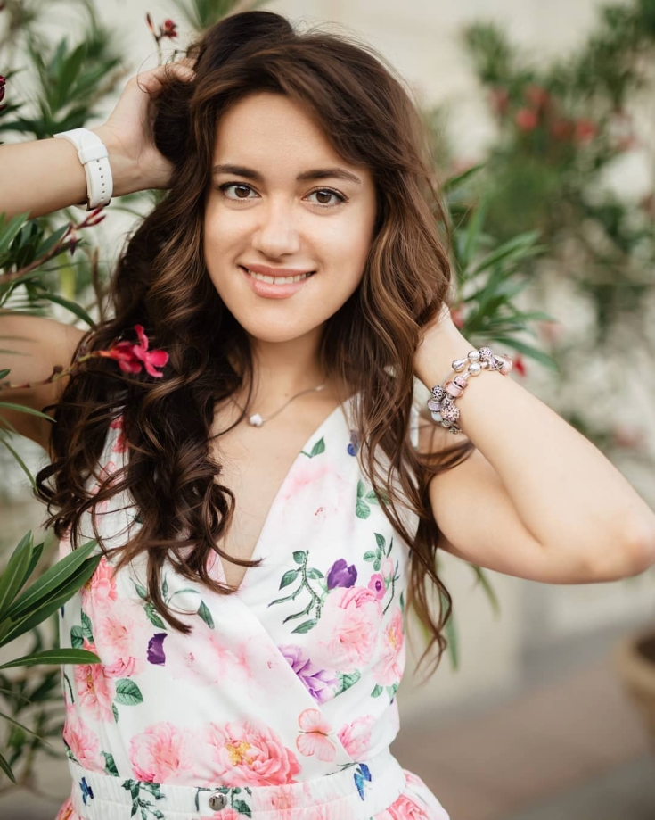 Cor do cabelo, pele pálida olhos castanhos