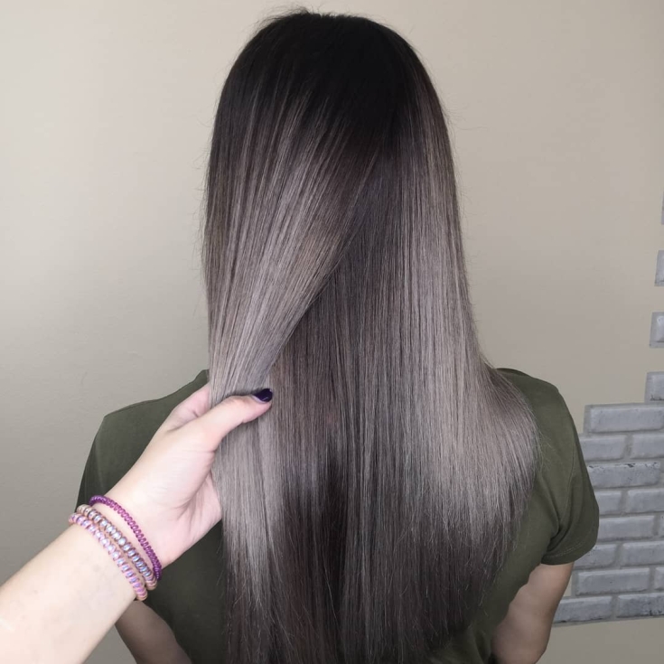 Cor do cabelo preto acinzentado