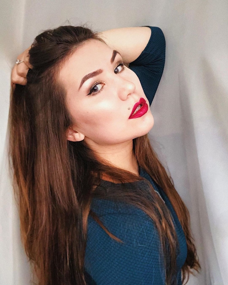 Cor do cabelo, pele pálida olhos castanhos