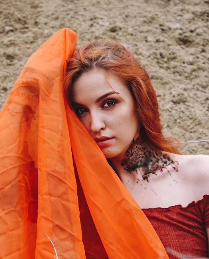 Cabelo ruivo com olhos castanhos