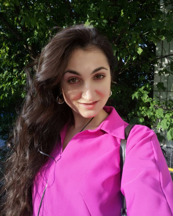 Cor do cabelo, pele pálida olhos castanhos