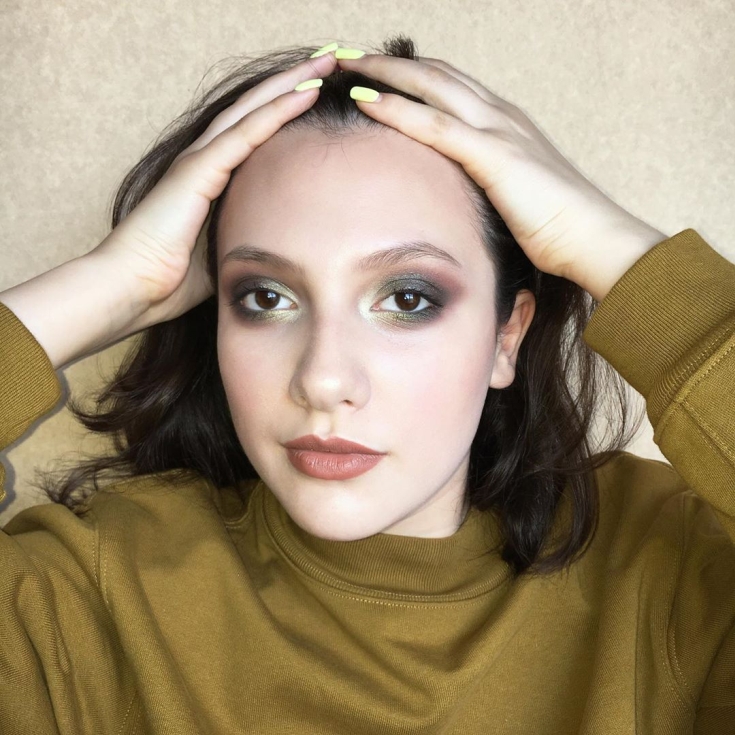 Cor do cabelo, pele pálida olhos castanhos