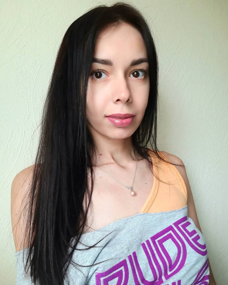 Cor do cabelo, pele pálida olhos castanhos