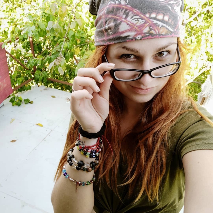 Cabelo ruivo com olhos castanhos