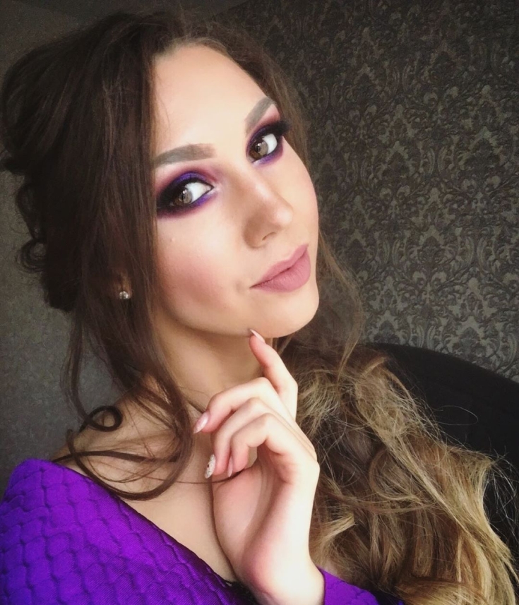 Cor do cabelo, pele pálida olhos castanhos