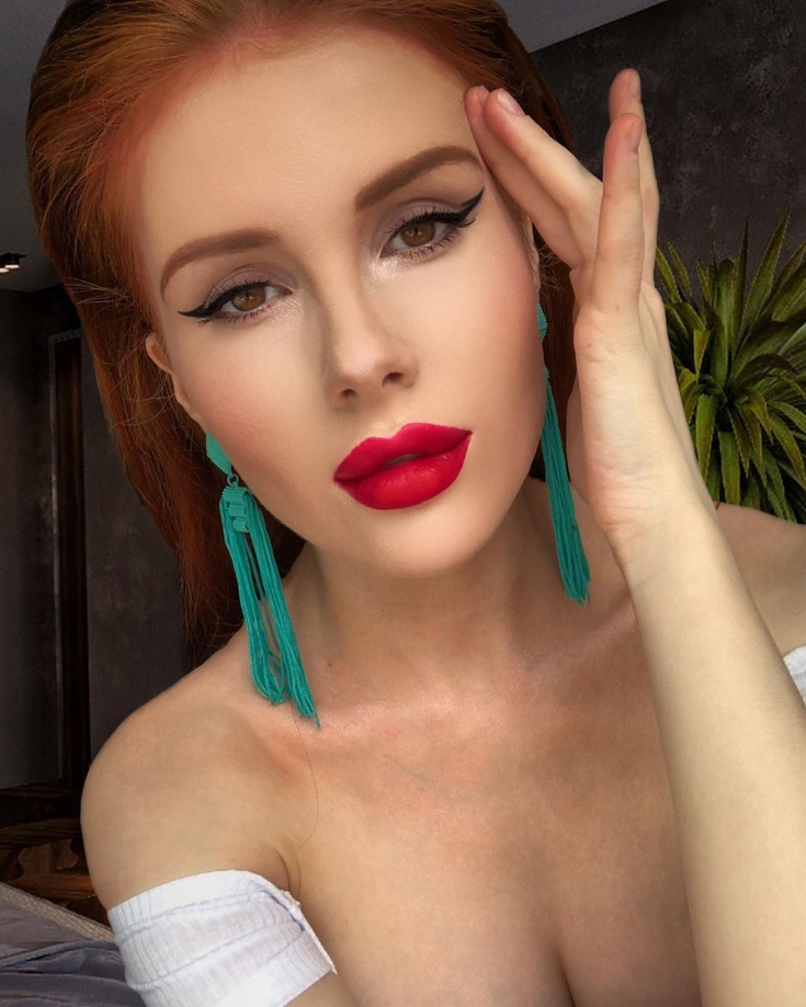 Cabelo ruivo com olhos castanhos