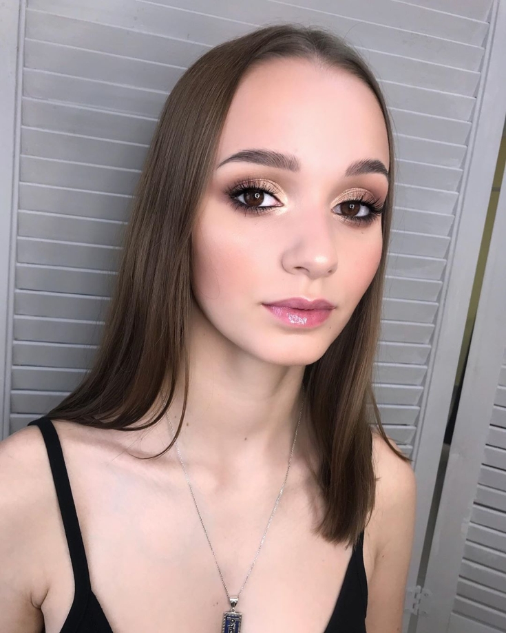 Cor do cabelo, pele pálida olhos castanhos