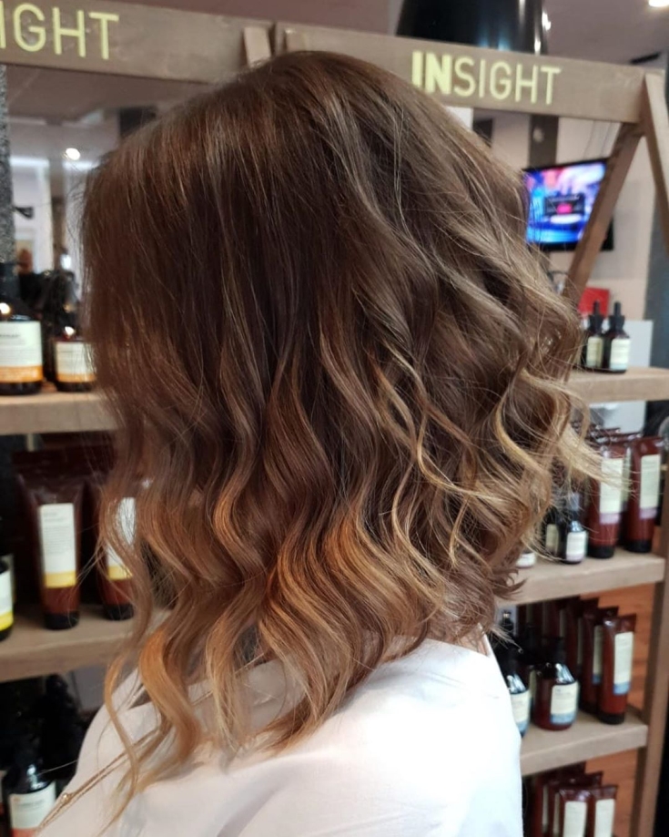 Foto colorida de cabelo castanho claro