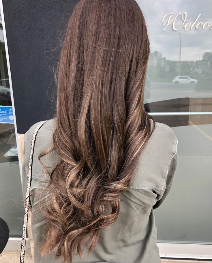 Cabelo castanho-branco